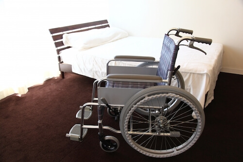 ベッドと車椅子